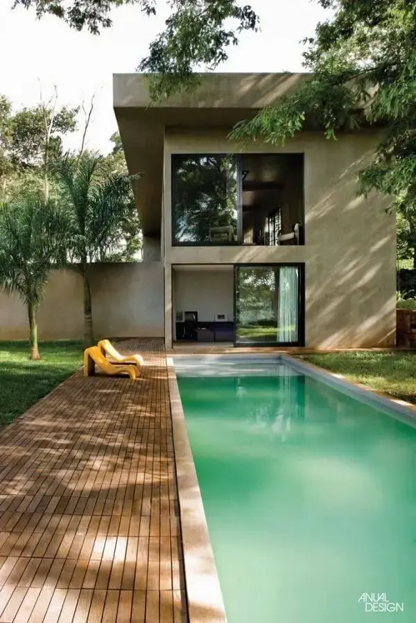 A piscina com deck é um ótimo recurso para incrementar a área externa da casa