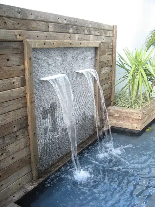 rojeto com cascata para piscina de parede. Fonte: Le Goulart Arquitetura