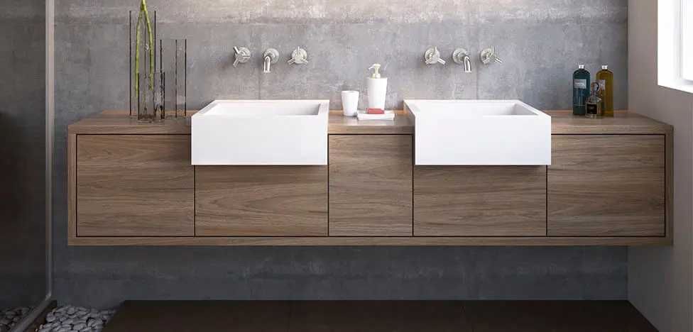 Banheiro com móveis de madeira armário suspenso Foto de Duratex Madeira