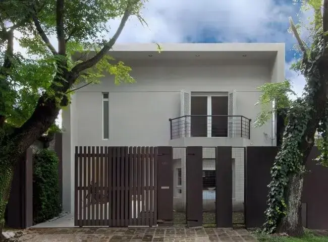 Casa com portão de madeira escura Projeto de Estúdio Sespede