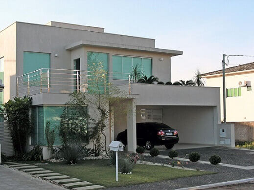 Casa duplex com vidro esverdeado Projeto de Andrea Andrade