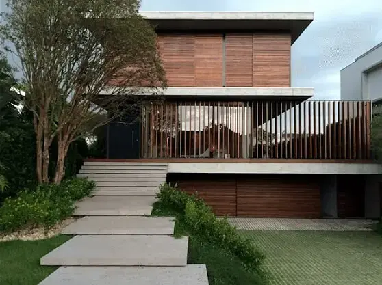 Casa moderna grande com portão de madeira para garagem Foto de Get Home Design Ideas