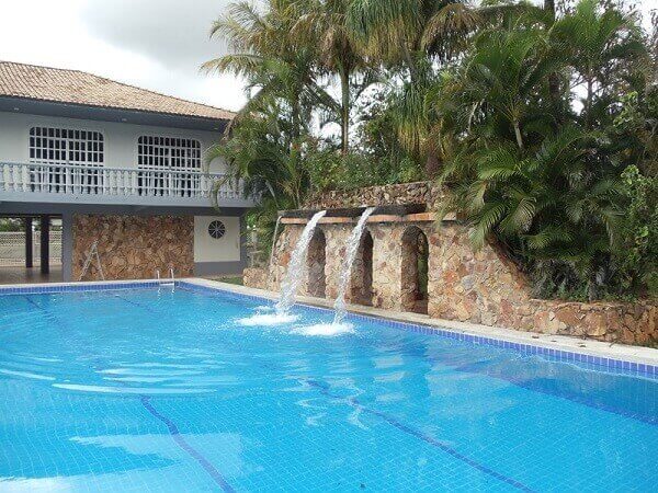 Cascata para piscina com 3 fontes em muro com pedras