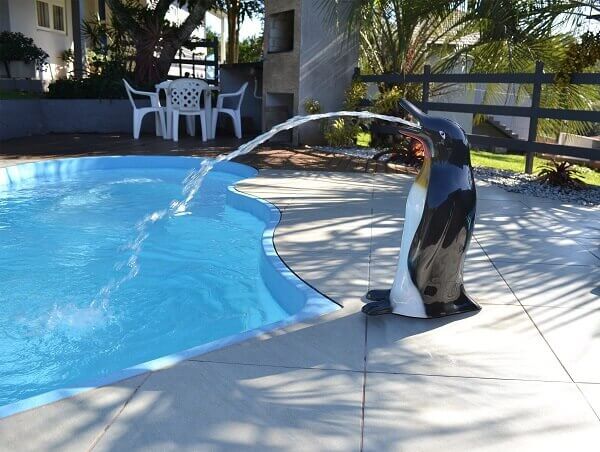 Cascata para piscina com chafariz de Pinguim