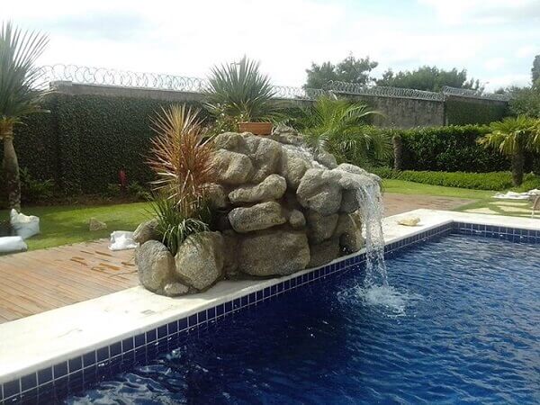 Cascata para piscina com pedras artificiais