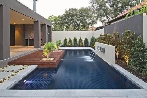 Cascata para piscina compõe o paisagismo de casa grande