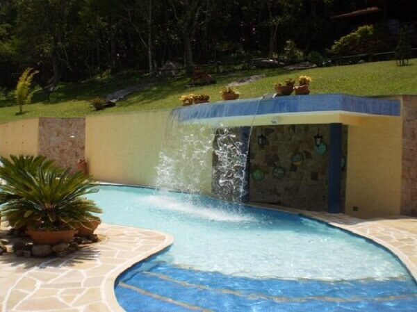 Cascata para piscina dom fonte alta sobre estrutura de alvenaria