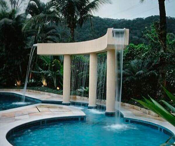 Cascata para piscina em estrutura de alvenaria