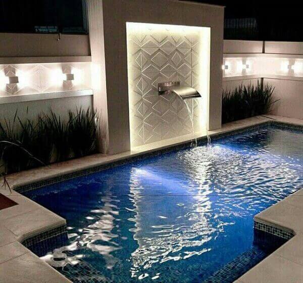 Cascata para piscina fixada na parede