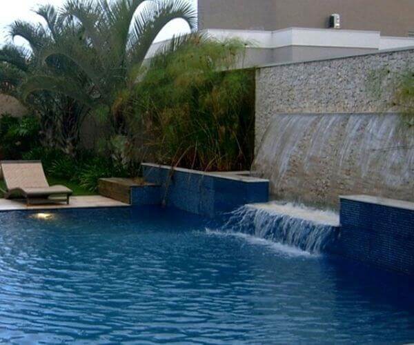 Cascata para piscina leva um visual relaxante ao ambiente