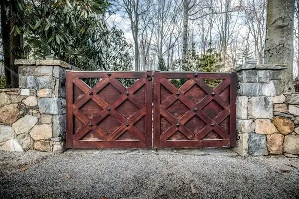 Combinação perfeita portão de madeira e muro de pedra