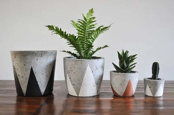 Como fazer vaso de cimento é uma atividade barata, abuse desta ideia na decoração de sua casa
