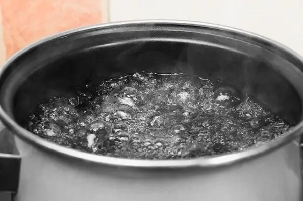 Como limpar prata em água e bicarbonato