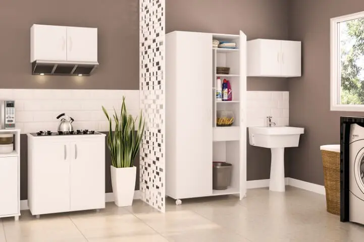 Lavanderia integrada à cozinha com divisória vazada Foto de Móveis Politorno