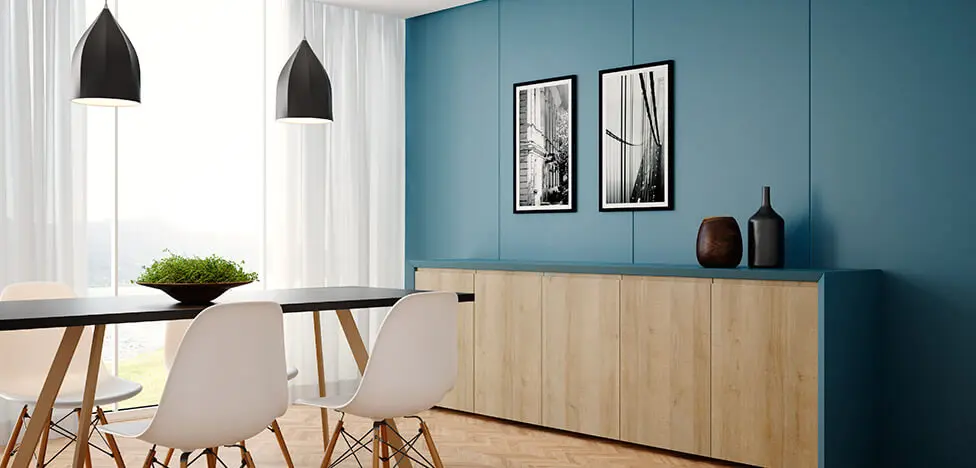 Móveis de madeira na sala com parede azul Foto de Duratex Madeira