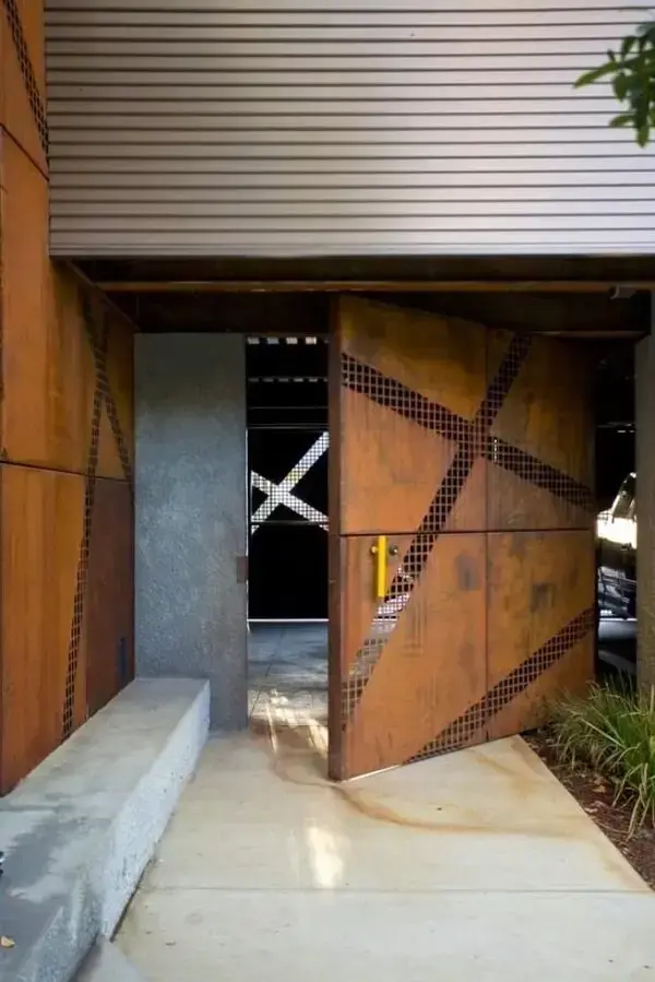 O aço corten faz parte da estrutura dessa porta pivotante