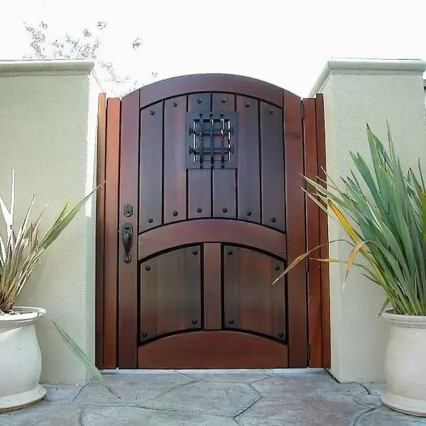 O portão de madeira deixa a entrada de casa ainda mais estilosa