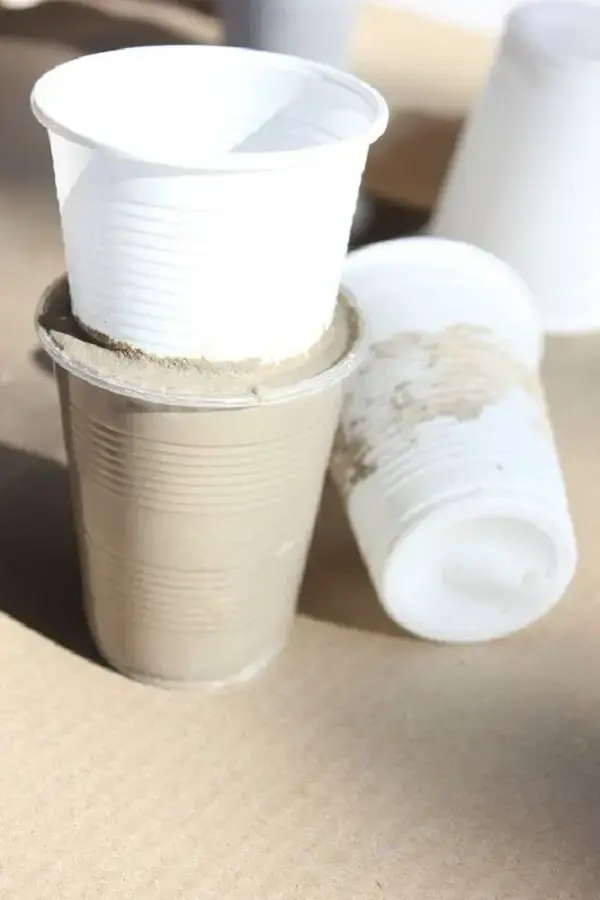 Os copos descartáveis ajudam na criação de vasos de cimento