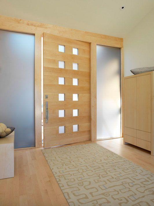 Porta de madeira clara Foto de Mahoney Architects & Interiors
