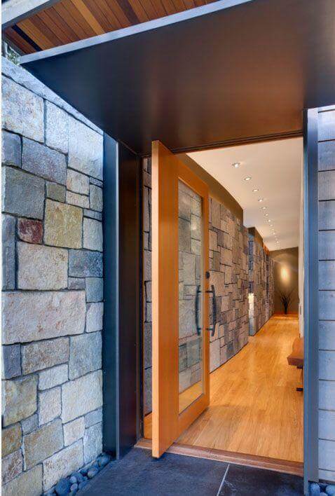 Porta pivotante de madeira e vidro Foto de Prentiss + Balance + Wickline Architects