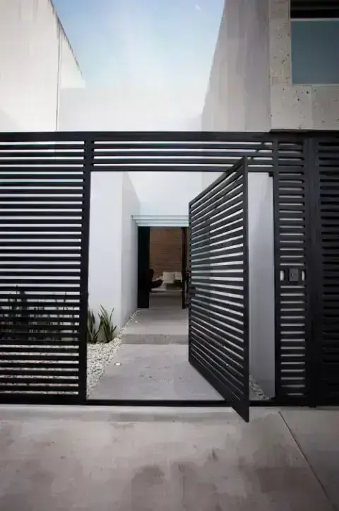 Porta pivotante em portão de casa moderna Foto de Home Dsgn