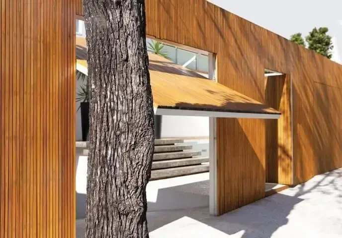 Portão de madeira basculante Projeto de Francisco Calio