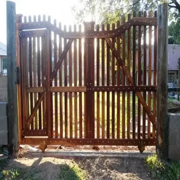 Portão de madeira com visual diferente Foto de Móveis Laiane