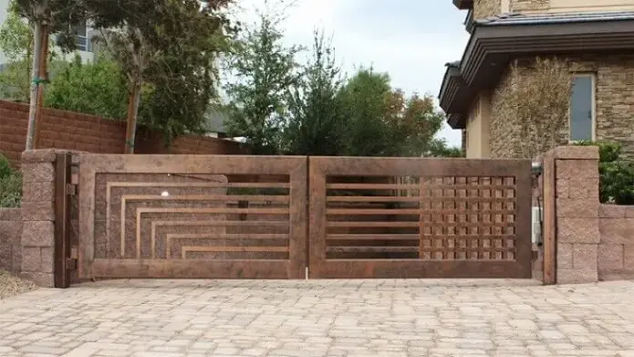 Portão de madeira de abrir com design diferente Foto de Any Home Decor