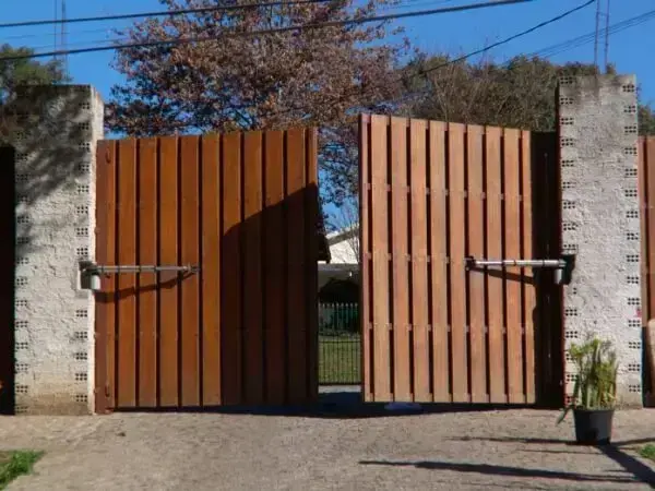 Portão de madeira de abrir com duas portas Foto de Formigoni Portas e Janelas