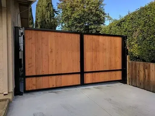 Portão de madeira de abrir com estrutura de metal preta Foto de Pinterest