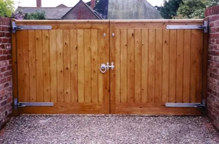Portão de madeira estreito de abrir Foto de Gate Pictures