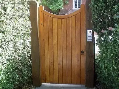 Portão de madeira pequeno em área externa Foto de Tonbridge Fencing