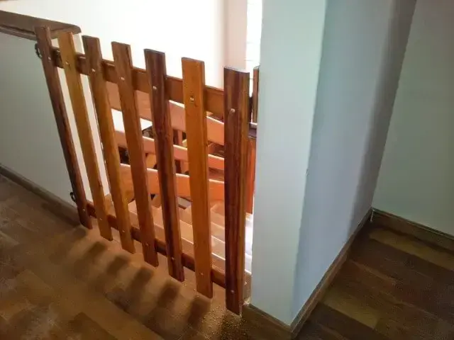 Portão de madeira pequeno na escada Foto de RRR Madeira