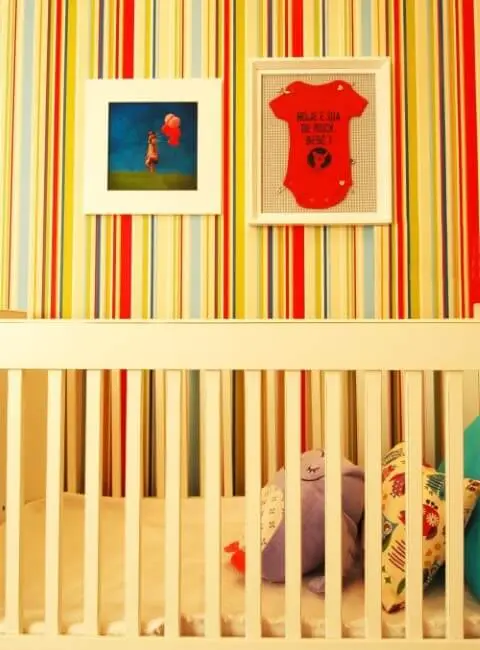 Quarto de bebê menino colorido com papel de parede listrado Projeto de Sandro Clemes