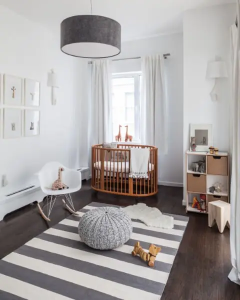 Quarto de bebê menino com berço de madeira e decoração minimalista Foto de Home BNC