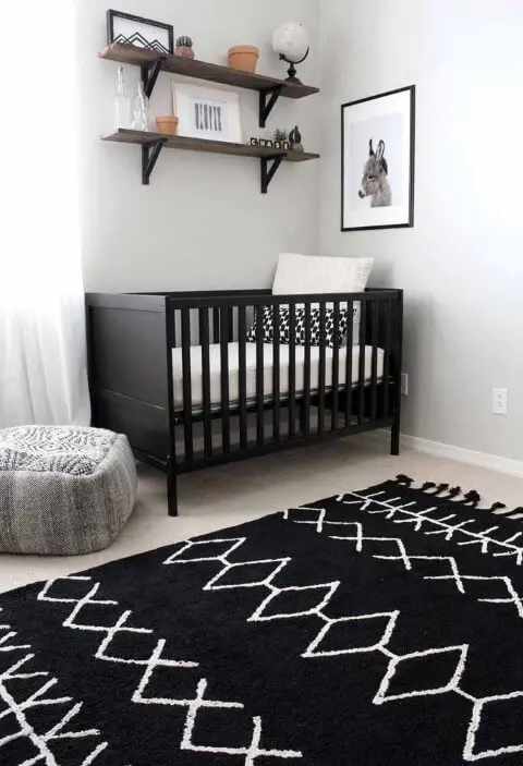 Quarto de bebê menino com berço preto e prateleiras em cima Foto de Pinterest
