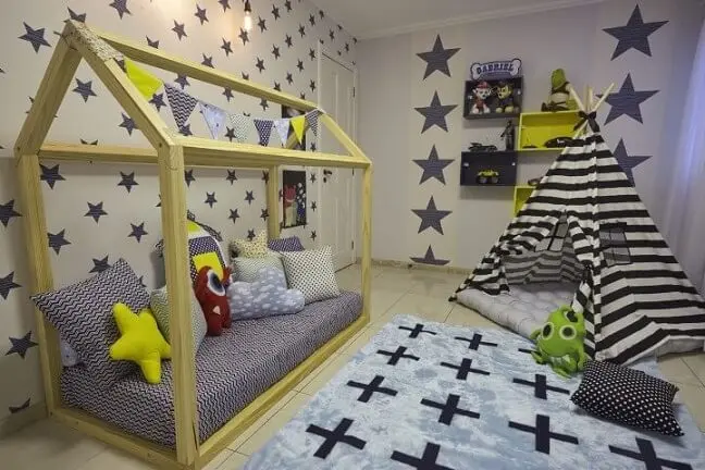 Quarto de bebê menino com cama casinha Projeto de Andrea Bento