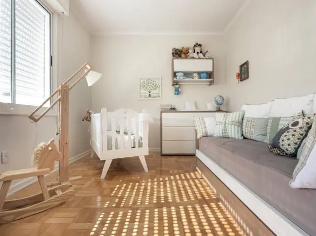 Quarto de bebê menino com chão de taco e móveis brancos Projeto de Bladi Haus