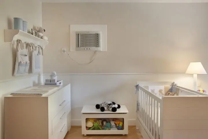 Quarto de bebê menino com cômoda branca com trocador Projeto de Leticia Araujo