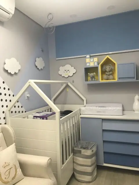 Quarto de bebê menino com decoração azul, cinza e branca Projeto de Lidia Basile