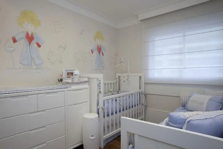 Quarto de bebê menino com decoração do Pequeno Príncipe e cortina branca Projeto de Deborah Basso