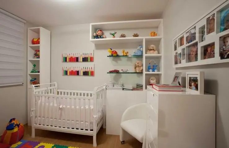 Quarto de bebê menino com móveis brancos e detalhes coloridos Projeto de LF Rezende