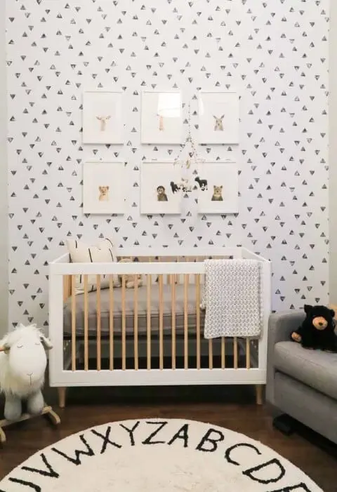 Quarto de bebê menino com papel de parede de triângulos Foto de Site House