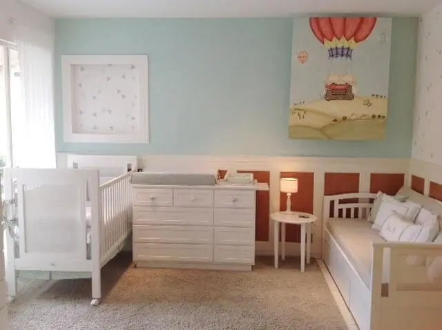 Quarto de bebê menino com parede azul clara e móveis brancos Projeto de Lucia Tacla