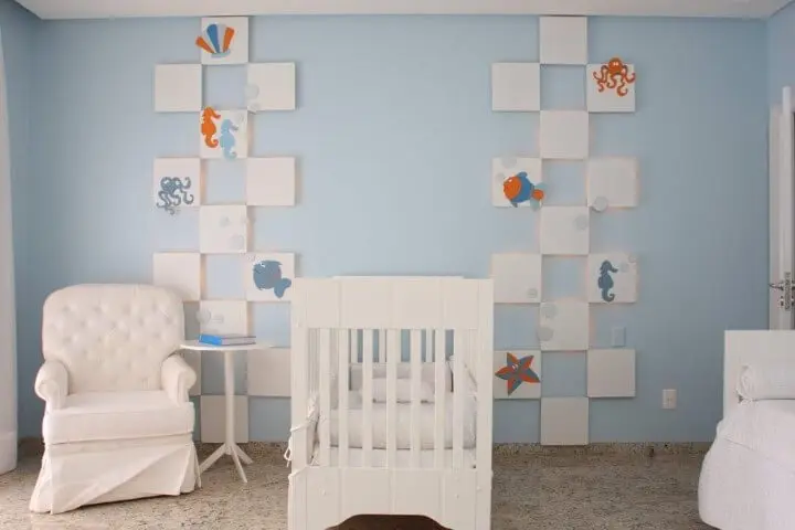 Quarto de bebê menino com parede azul e temárica de bichos marinhos