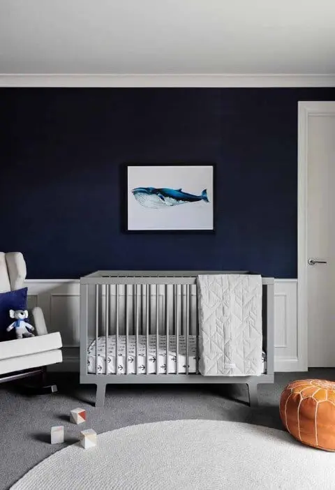 Quarto de bebê menino com parede azul escura e berço cinza Foto de Plantas de Casas