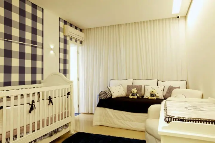 Quarto de bebê menino com parede xadrez e ar condicionado Projeto de Ludmilla Coutinho