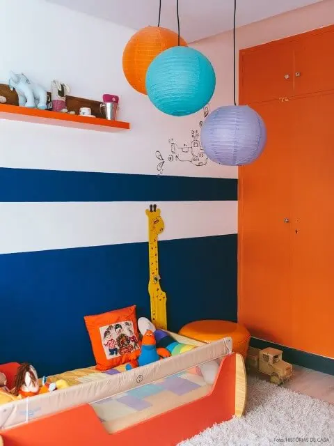 Quarto de bebê menino com paredes azul e laranja Foto de Koule