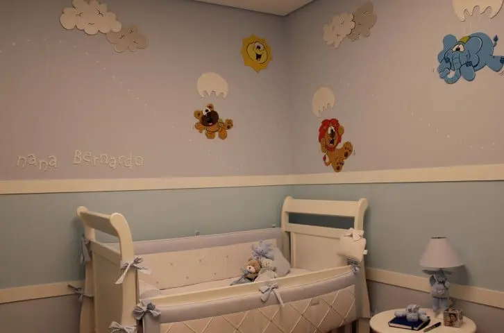 Quarto de bebê menino com tons de azul e animais nas paredes Projeto de Helaine Goes Pinterich