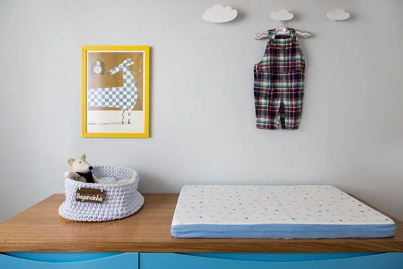 Quarto de bebê menino com trocador sobre cômoda azul Projeto de Studio Novak